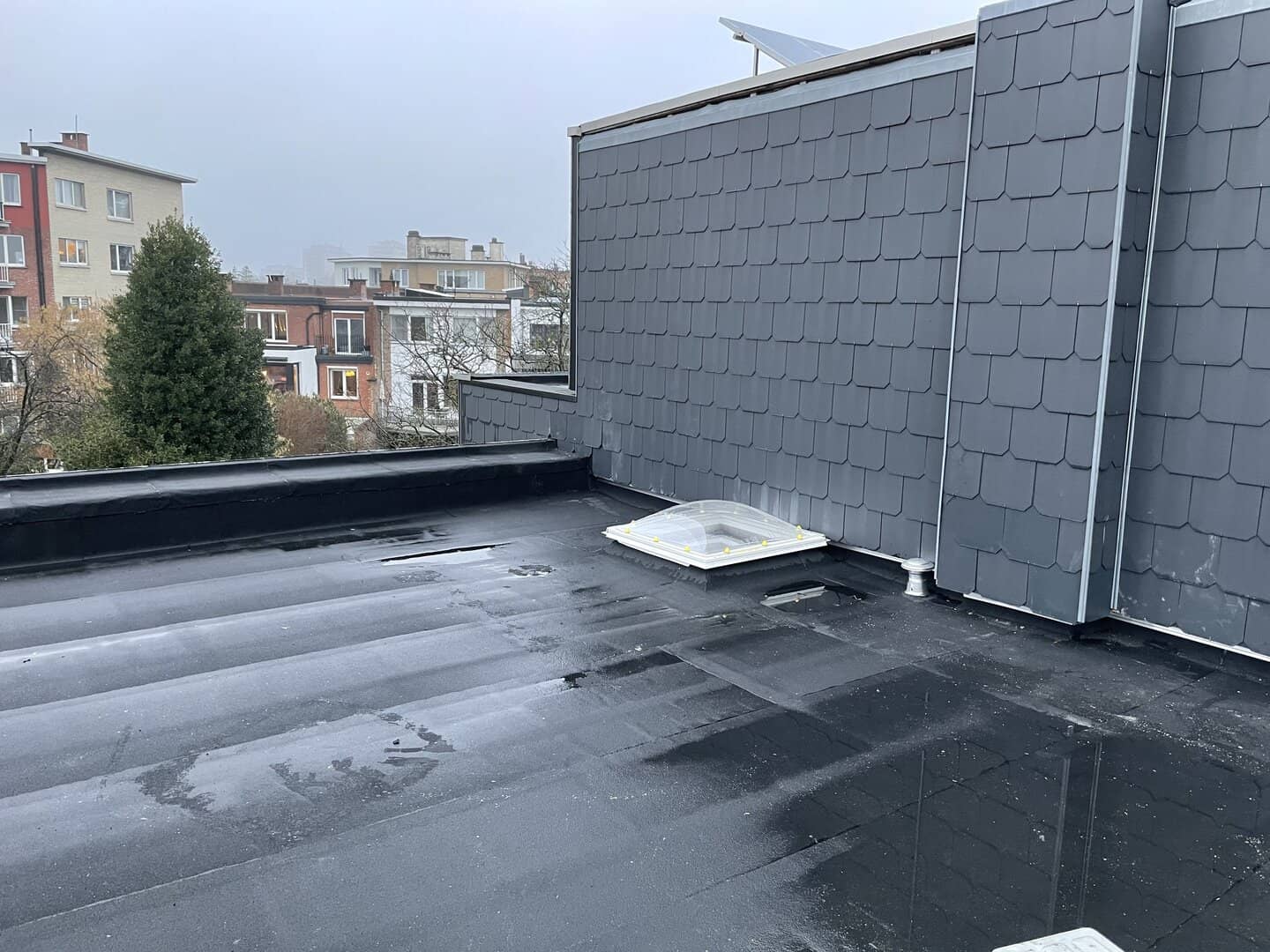 Gerenoveerd plat dak met lichtkoepel