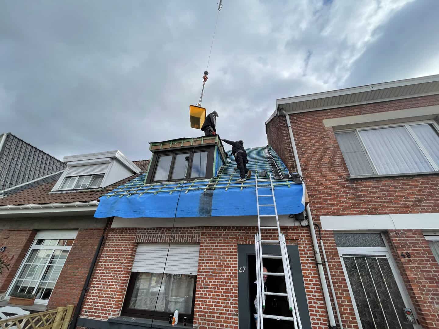 Tijdens renovatie hellend dak in Wijnegem